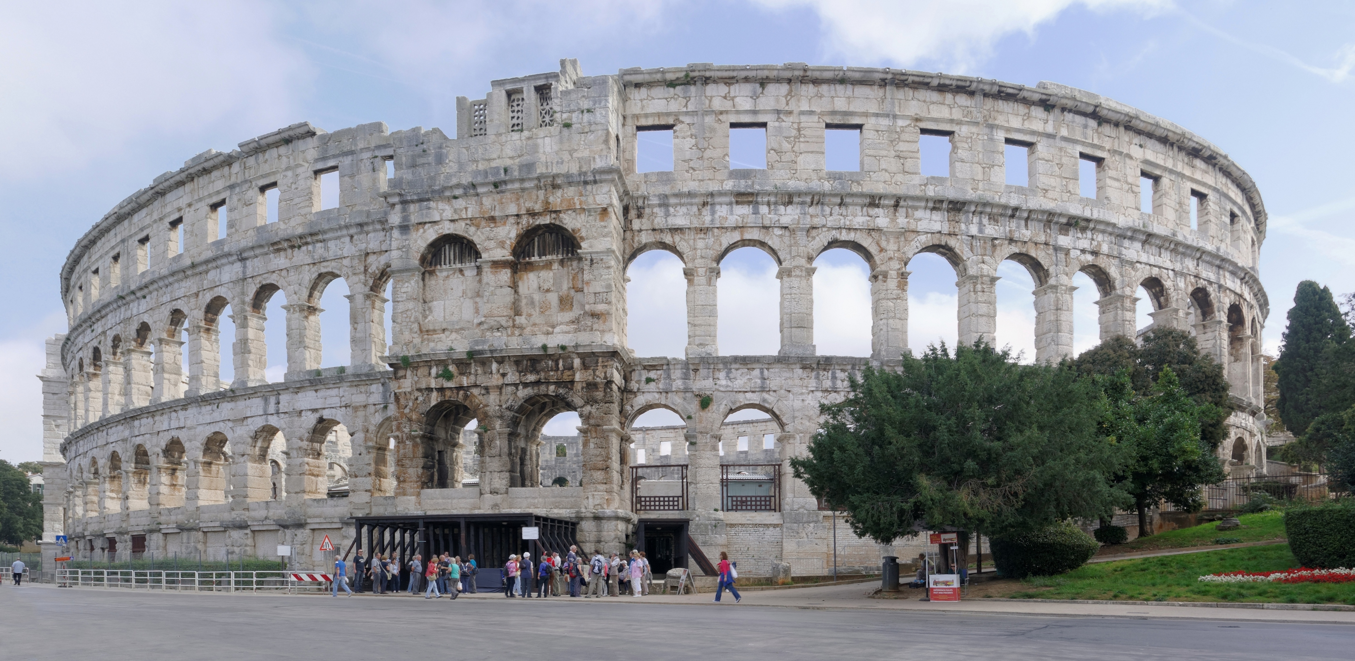 Exterior del Anfiteatro de Pula.