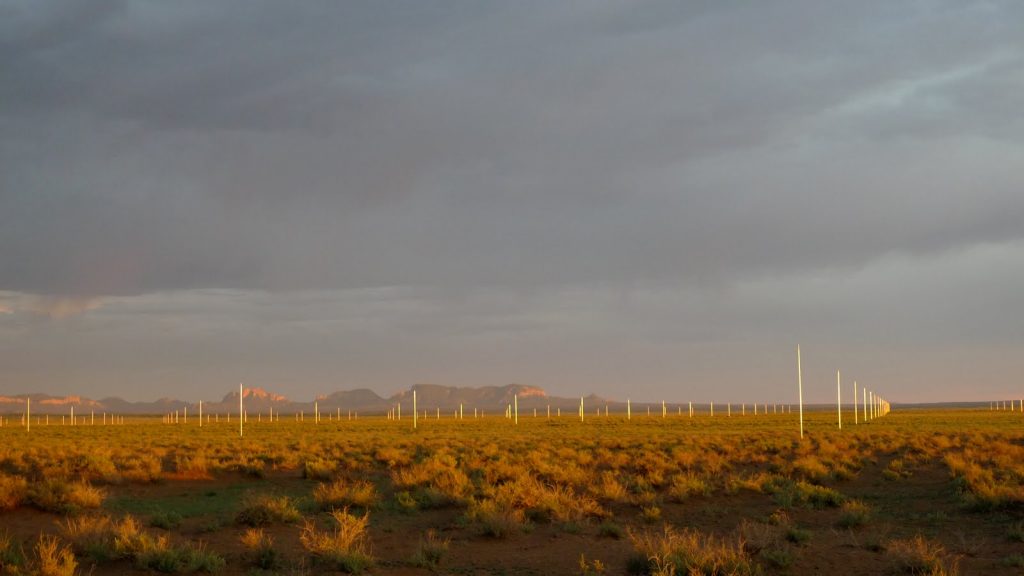 Instalación de los 400 postes de acero en el desierto de Nuevo Méjico.