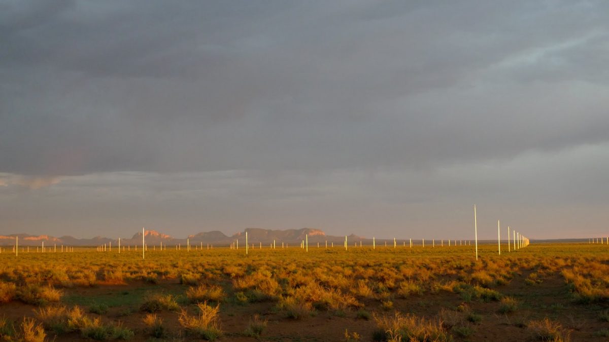 Instalación de los 400 postes de acero en el desierto de Nuevo Méjico.