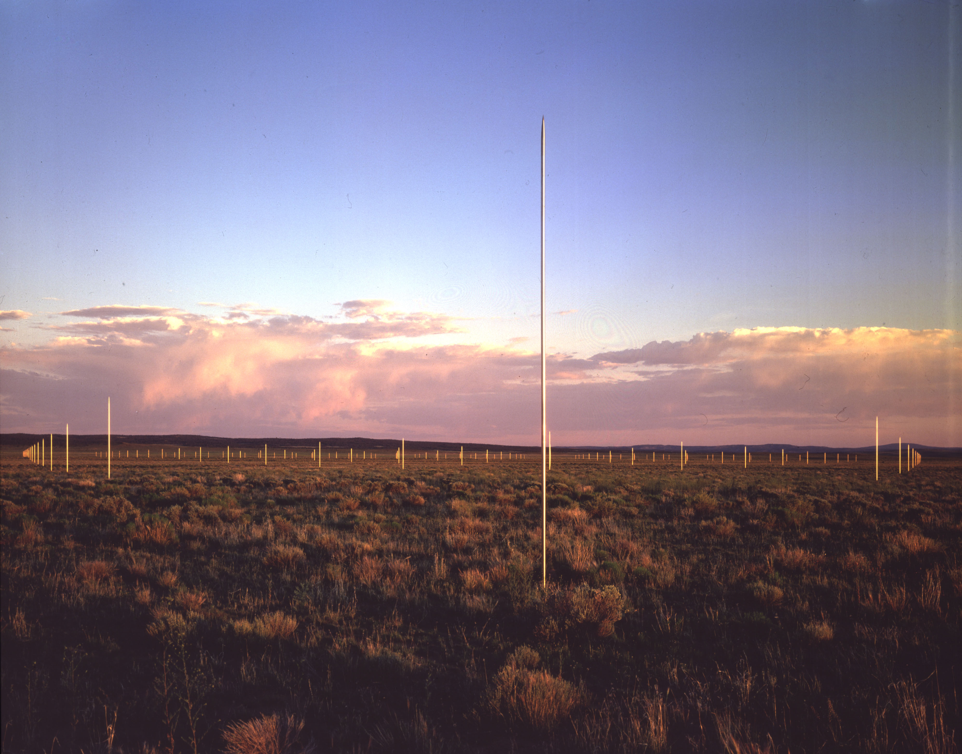 Instalación de los 400 postes de acero en el desierto de Nuevo Méjico.