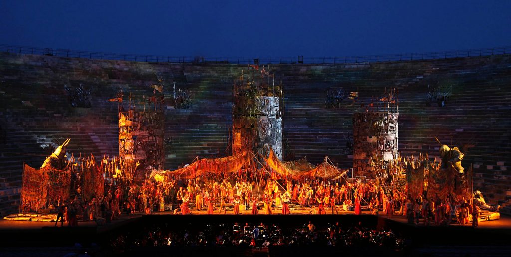 Puesta en escena de Il Trovatore en la "Arena de Verona" en el 2016.