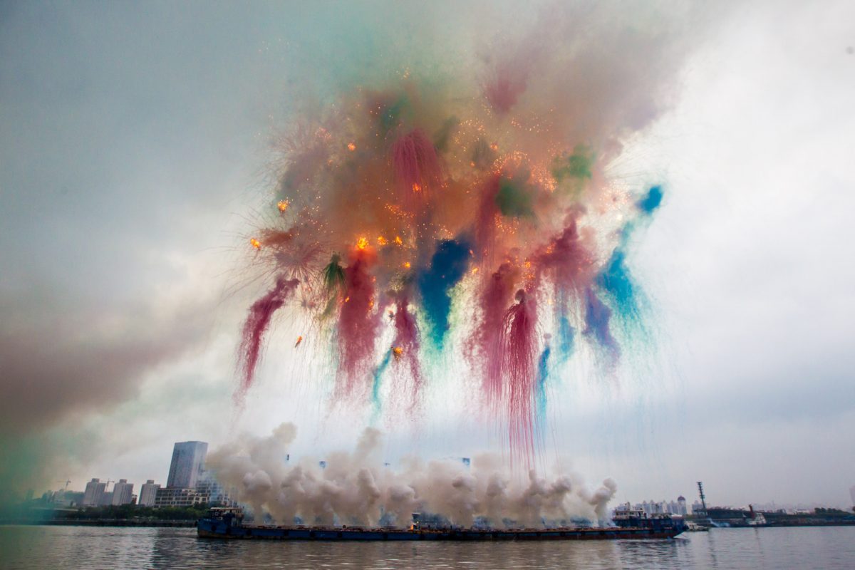 Cai Guo-Qiang, presentación de su expoción "Elegy" en el río Huangpu de Shangai.