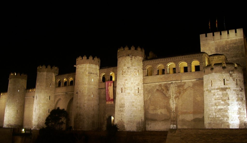 Palacio de la Aljafería en Zaragoza, en donde comienza la obra y el primer acto.
