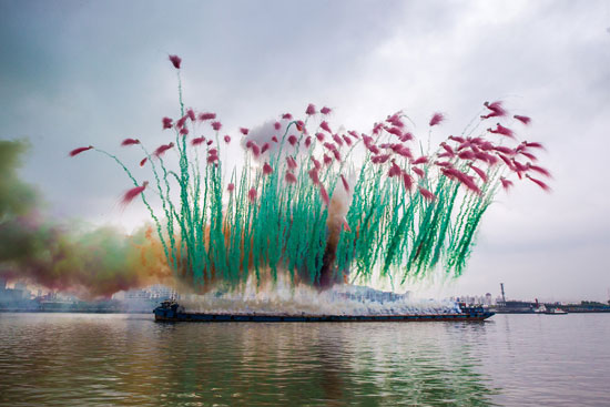 Cai Guo-Qiang, presentación de su expoción "Elegy" en el río Huangpu de Shangai.