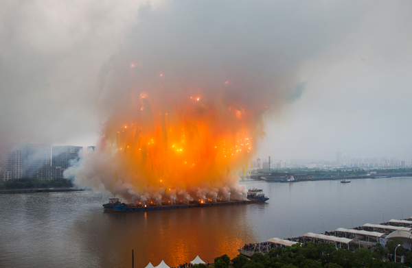 Cai Guo-Qiang, presentación de su expoción "Elegy" en el río Huangpu de Shangai.