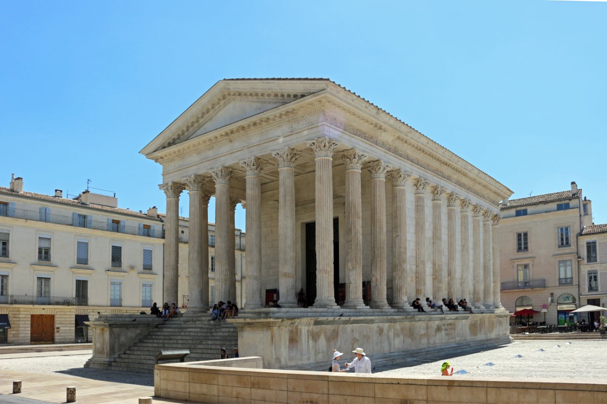 Un ejemplo de templo romano, la Maison Carrée Nimes en Paris (Francia).