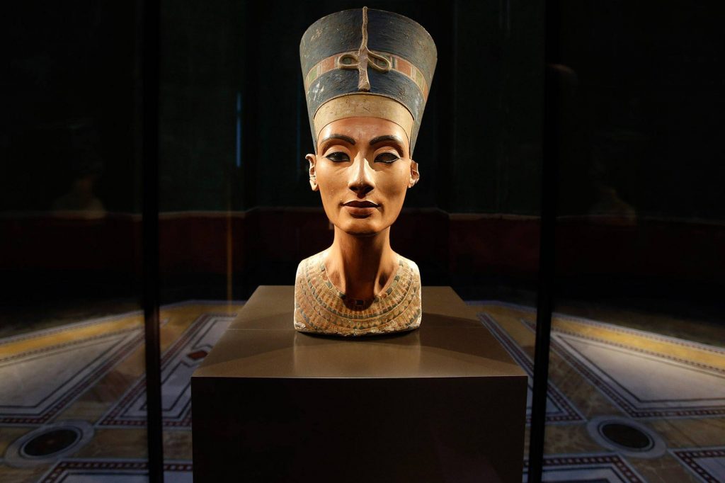 Busto de la reina egipcia Nefertiti, museo egipcio de Berlin.