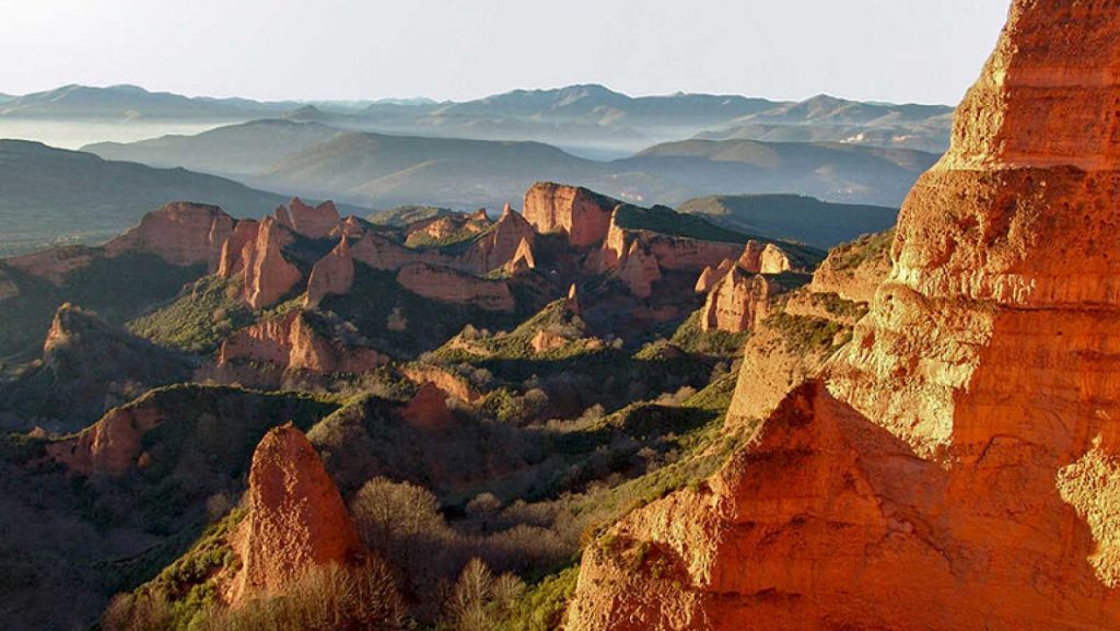 Además de esta increíble postal, las Médulas fueron una antigua mina de oro explotada por el Imperio Romano.que descubrieron tras sus luchas con los "astures".