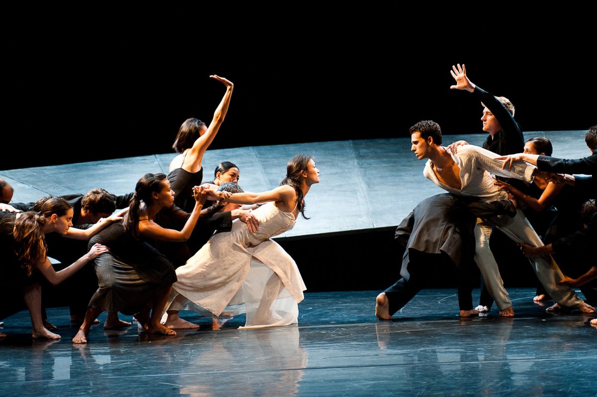 Ballet del gran teatro de Génova representando Romeo y Julieta.